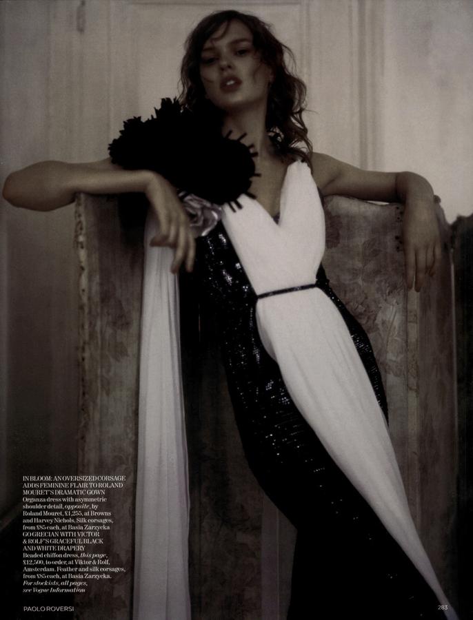 78554_Vogue_UK_Setembro2004_phPaoloRoversi_EliseCrombez_06_122_37lo.JPG